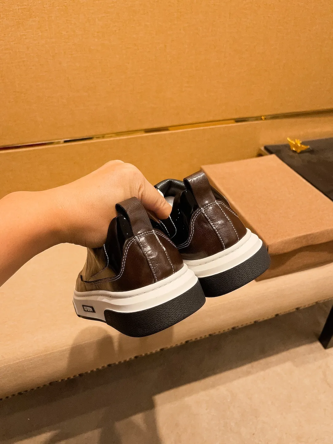 Men's shoes 💰 420💰【BV】🔥 High-end men's shoes brand official website 1:1 latest masterpiece: the upper is made of Italian imported first-layer cowhide with a comfortable and breathable lining➕original non-slip and wear-resistant outsole🔥, making walking more convenient and comfortable! An exclusive new model, a stunning work, a beautiful 1:1 replica [color] compared to the official quality! Create a fashionable personality to set off your uniqueness! A must-have for trendy men! Classic🔥Size: 38-44 Color: 🔥Multiple colors available🔥.